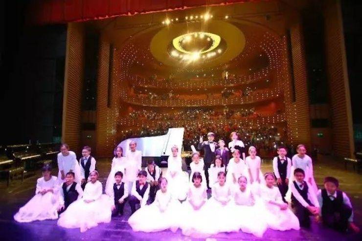 万圣节狂欢临近！环球360艺术家宋思衡在津奏响“交响情人梦”