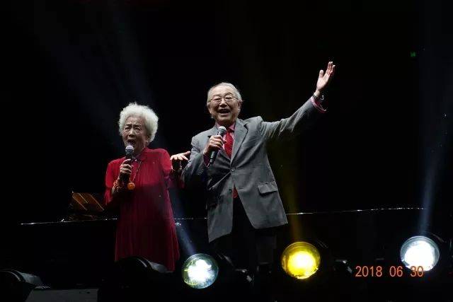 歌声悠扬，唱出时代记忆，琴声悦耳，奏响希望乐章 <br> 2018“我爱你中国?纪念改革开放40周年”经典歌曲上海演唱会圆满落幕