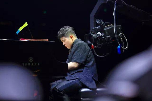 歌声悠扬，唱出时代记忆，琴声悦耳，奏响希望乐章 <br> 2018“我爱你中国?纪念改革开放40周年”经典歌曲上海演唱会圆满落幕