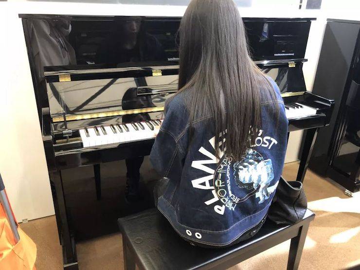 参观来宾试奏环球360钢琴