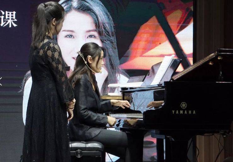 科技推动音乐教育创新，张希教授《古典主义时期钢琴奏鸣曲的演绎》公开课圆满成功